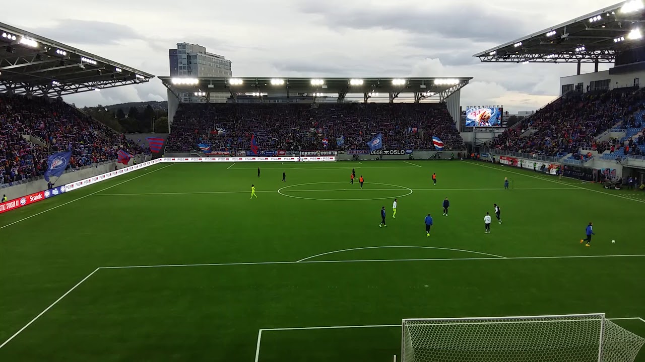 Unni Wilhelmsen synger Mitt Vålerenga i pausen på åpningskampen på Vålerenga Idrettspark Valle Hovin