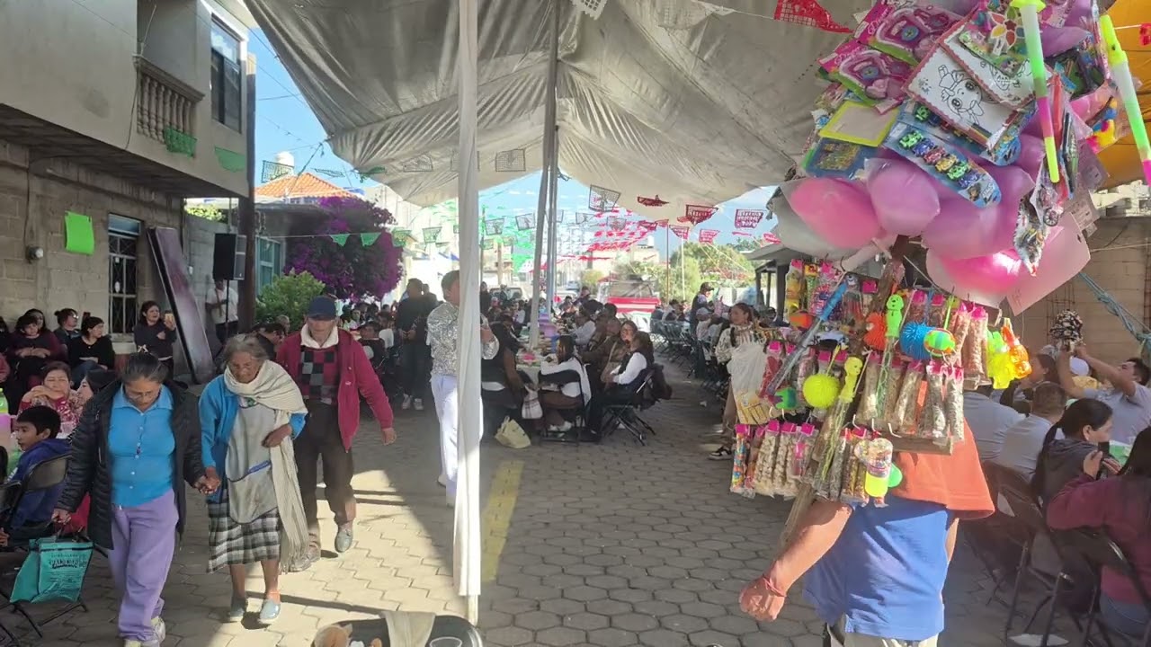 Ambientación por imitador de Juan Gabriel en San Felipe Cuahutenco. Fiesta patronal 