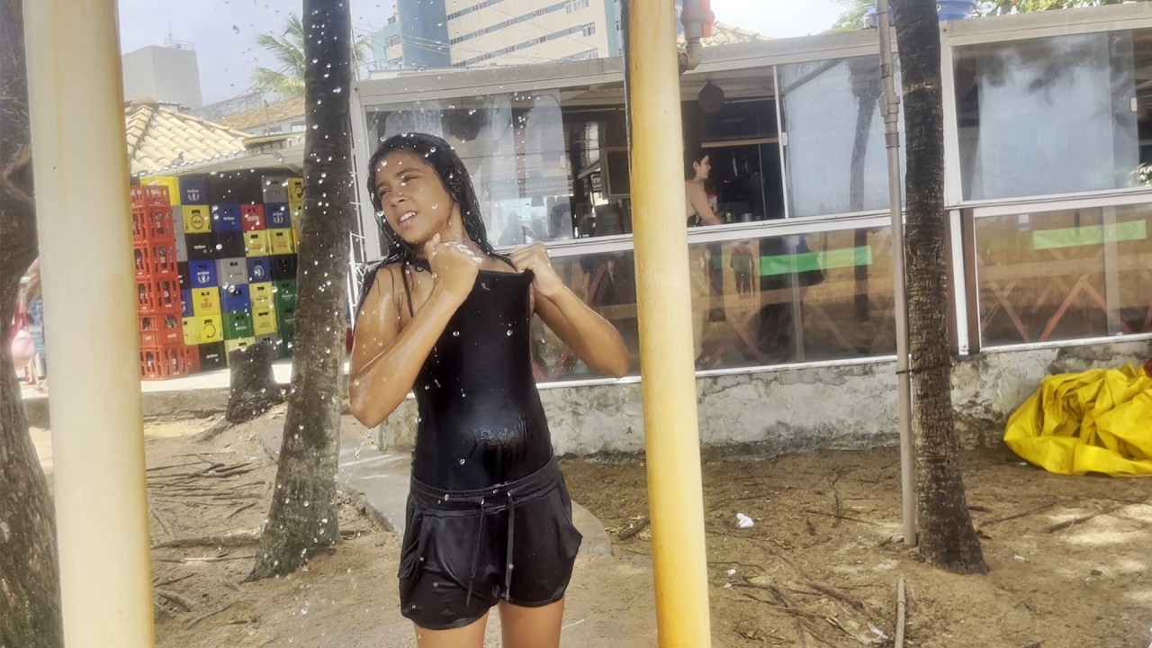 ACHEI UMA BARATA NA PRAIA!- I found a cockroach on the beach!