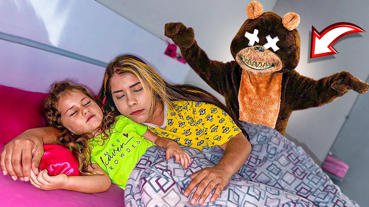 O URSO GIGANTE INVADIU MEU QUARTO ENQUANTO EU E MINHA IRMÃZINHA DORMIA!
