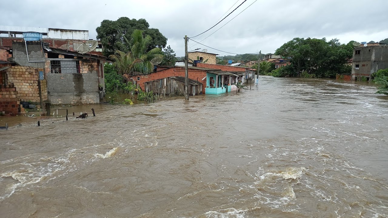 os rios de Buerarema transborda e deixa moradores desabrigados