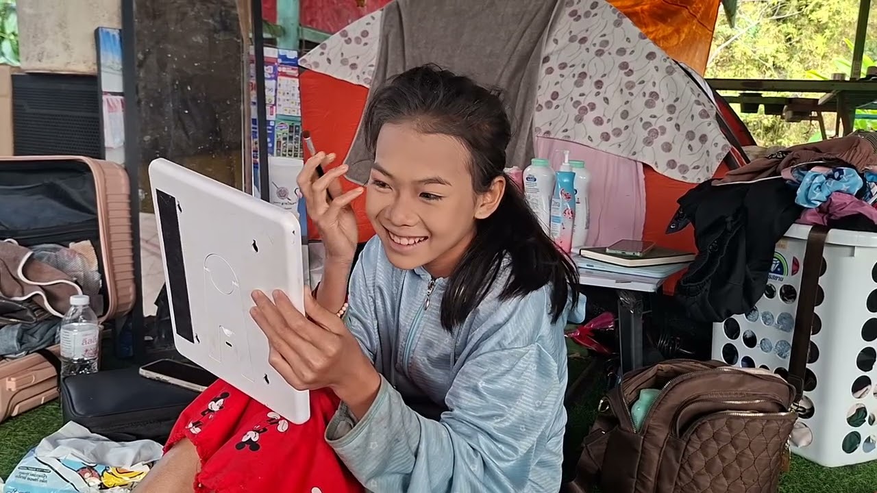 น้องธิดาลาวแต่งหน้าเตรียมตัวไปงานบวงสรวงที่ศาลแม่ฮันนี่แล้ว #ธิดาลาวศรีวิไล #บ้านศรีวิไล #เคศรีวิไล 
