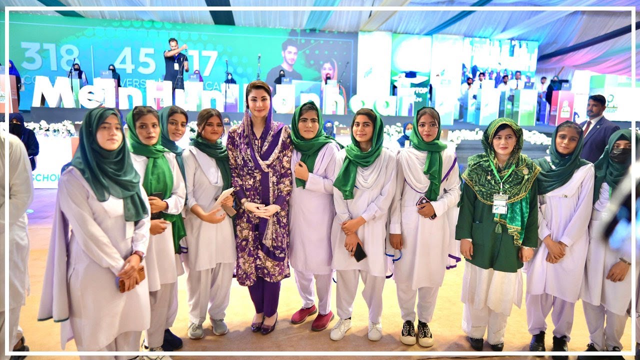 CM Punjab Maryam Nawaz Distributing Laptops & Scholarships to Empower Youth - Unbelievable scenes!