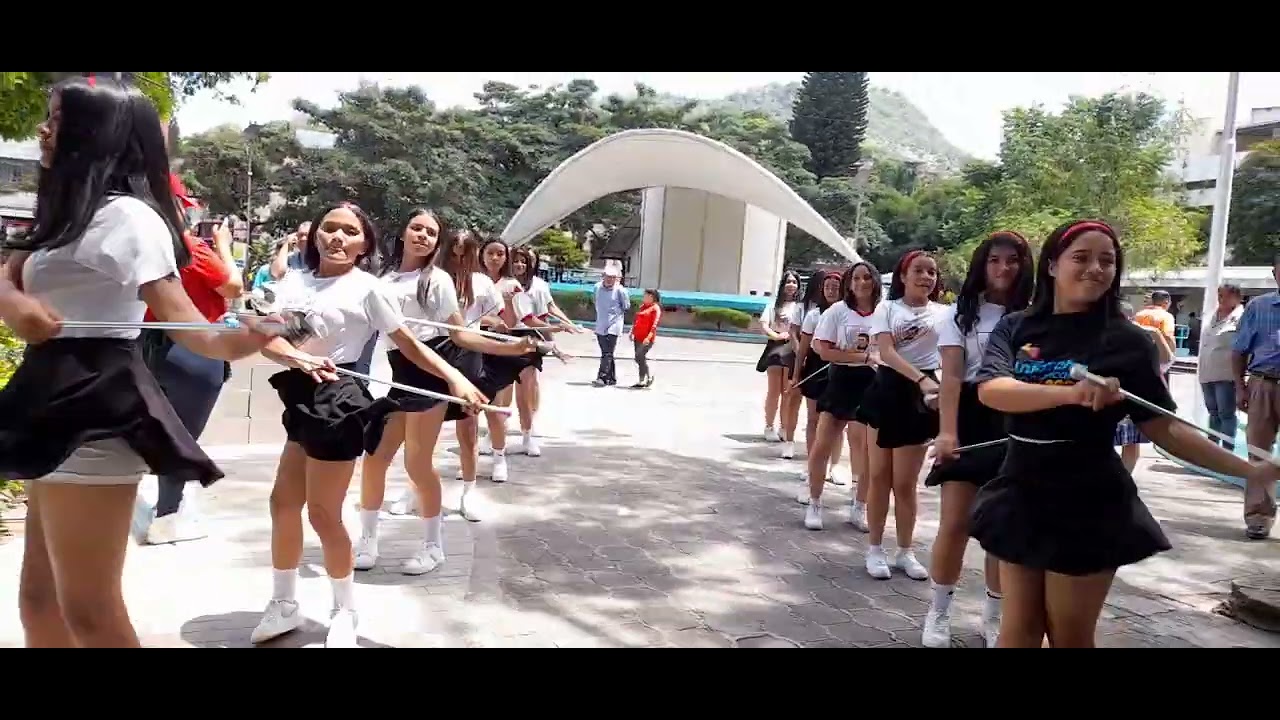 Palillonas Bailando Punta 🇭🇳👏🥳 2023 Instituto Dionisio de Herrera 😆🇭🇳#palillonas #cachiporristas