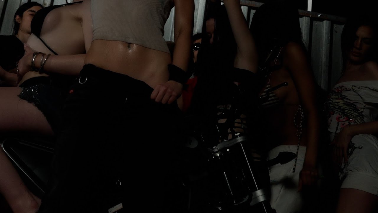 Suzy Clue - Uneasy (Official Music Video)