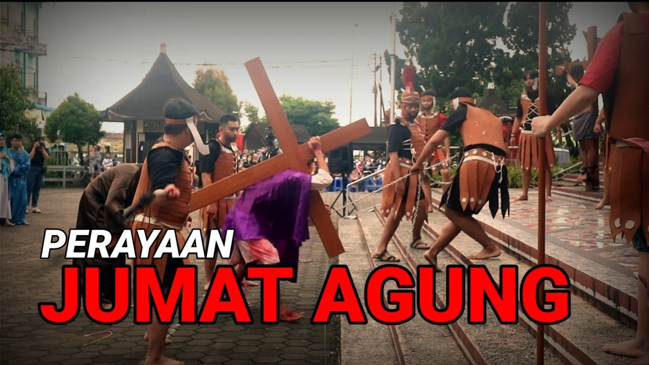 Saat Pemeran Yesus Dicambuk dan Pikul Salib