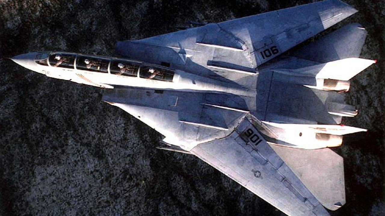 F-14 Tomcat zmusił dwanaście MiG-&oacute;w do ucieczki bez strzału!