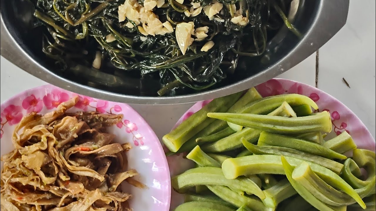 Bữa nay thu hoạch đậu bắp và rau muống
