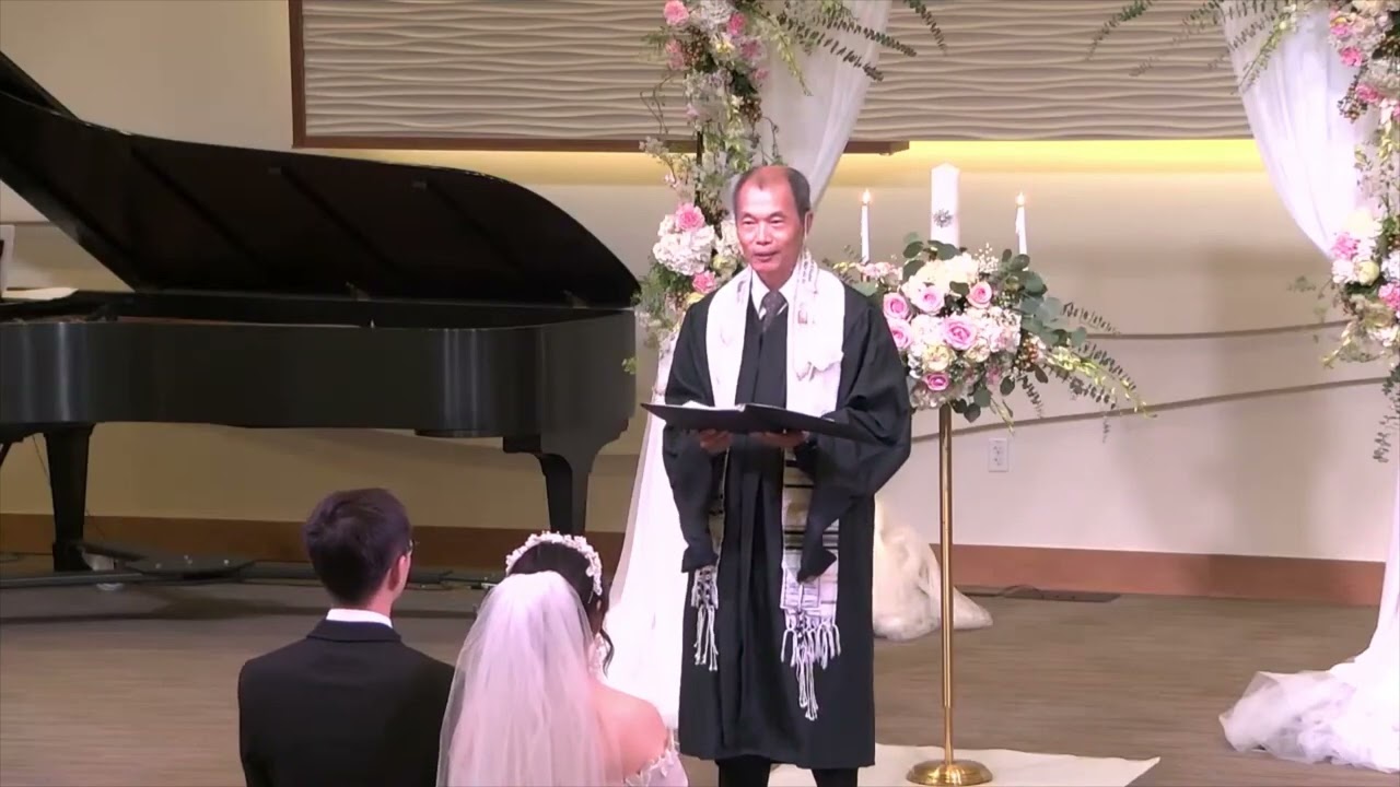 牧師婚禮的勉勵太強了，不到十分鐘讓人一會兒笑、一會兒哭。