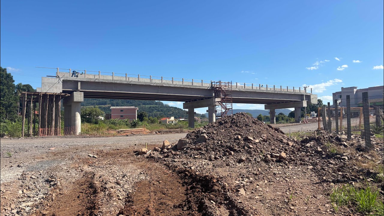 Após cratera na enchente de 2023, ponte deverá ser entregue até julho no centro de Roca Sales