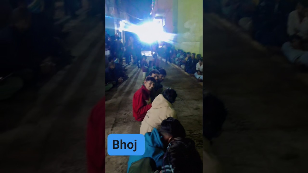 गाँव में लोग इस तरह से Bhoj  का आनंद उठाते है 😃 !  