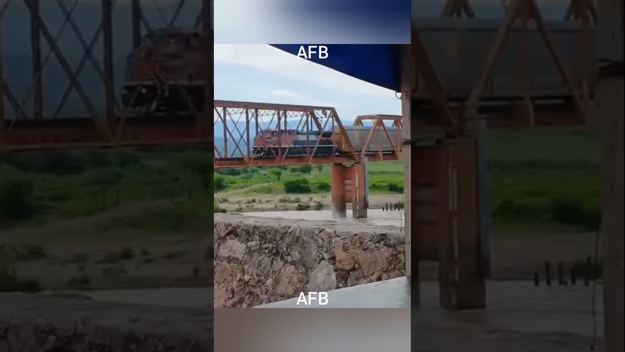 se va en moto a traves de un puente ferroviario,.. Acaponeta, Nayarit 