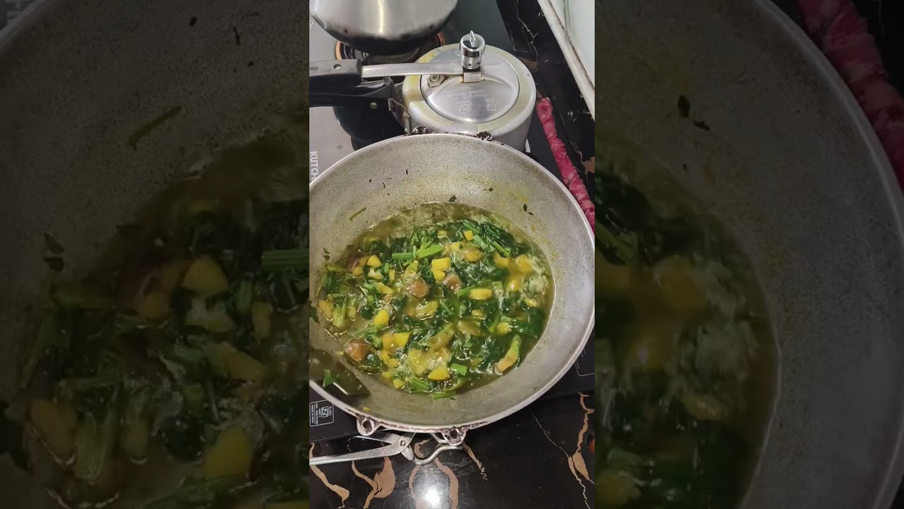 Spinach recipe in Bengali style/ আলু বেগুন দিয়ে পালোংশাক ঘন্টো #bengalicooking #tastyfood #bengali
