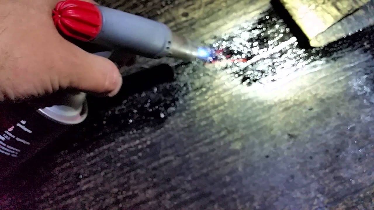 Покрываем рубероидом крышу