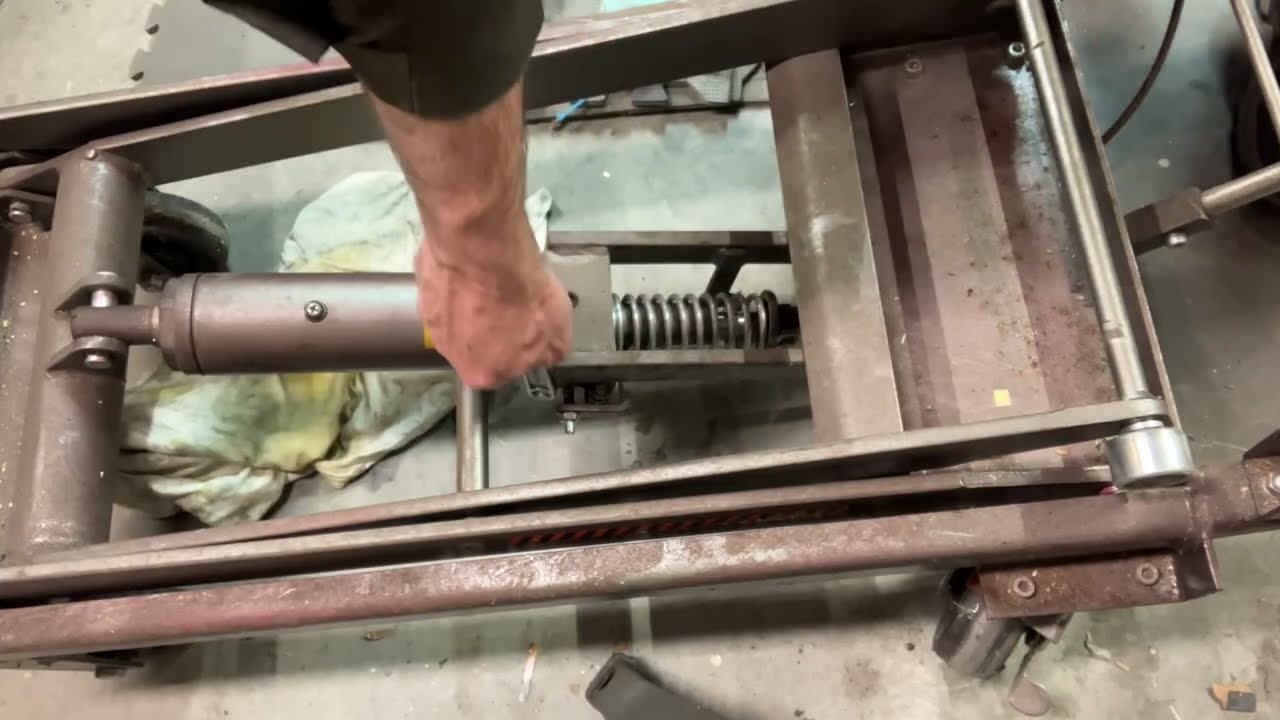 Гидравлический подъемный стол Harbor Freight: снять стол, прокачать жидкость, починить работу рук...