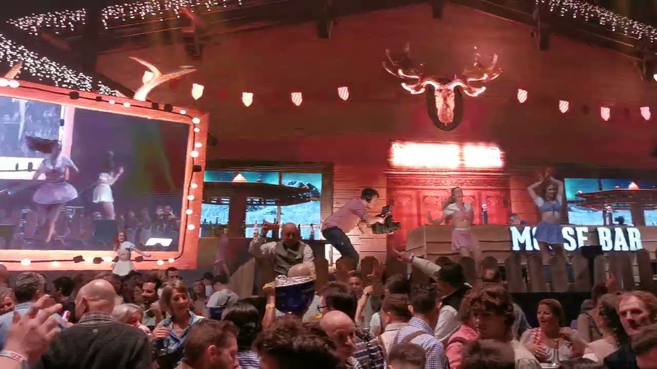 Tom Cosyns live op Qmusic tijdens Moose Bar XXL in de AFAS Dome Antwerpen.