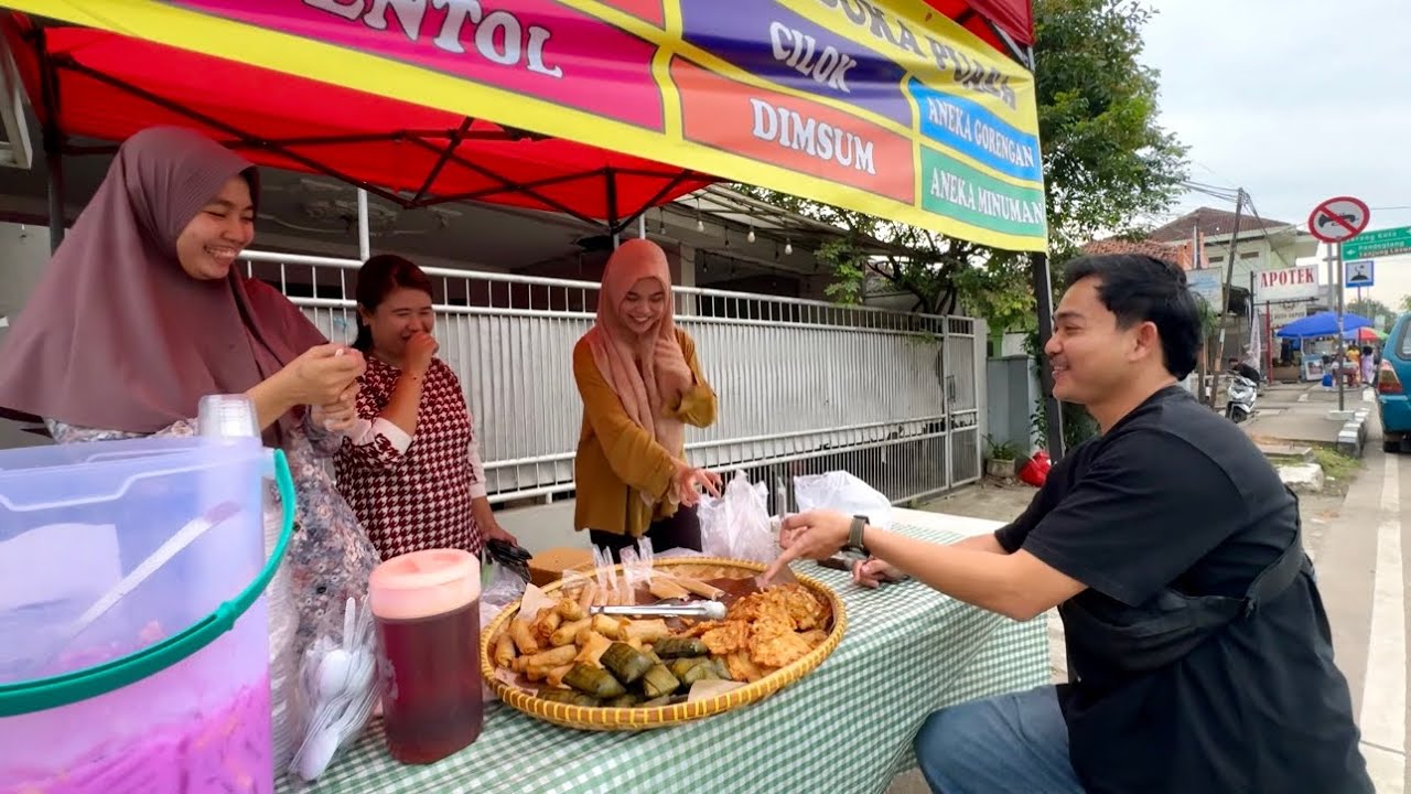 KOK DISINI AJA YG SEPI!KITA BORONG HABIS JUALAN TAKJIL TETEH” CANTIK,FUL SENYUM,BAGI LAGSUNG GRATIS😇