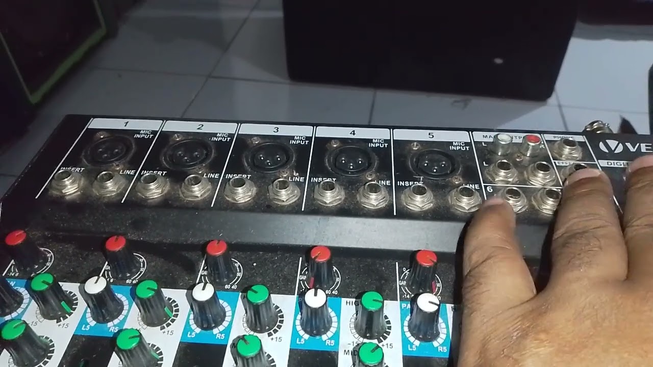 CORREÇÃO O CONECTOR RCA NÃO É ENTRADA É SAIDA OUT