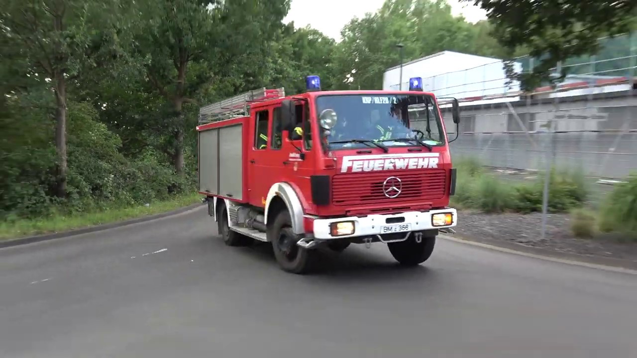 Einsatzfahrten bei Lagerhallenbrand in Kerpen