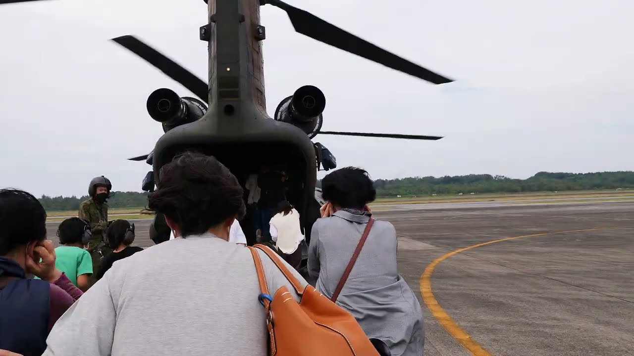 【4K】 自衛隊大型輸送ヘリ　CH47J チヌーク体験搭乗。Large transport helicopter CH47J Chinook experience boarding.