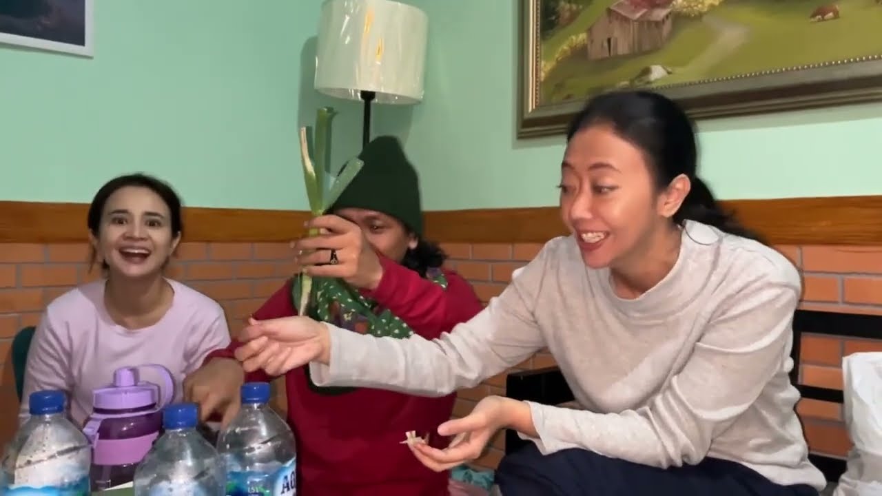 NYOBAIN MAKAN BAWANG DI  BROMO  BARENG ARIF , ERIK ESTRADA DAN MICHELLE JUDITH , ENAK NGGA YA ???