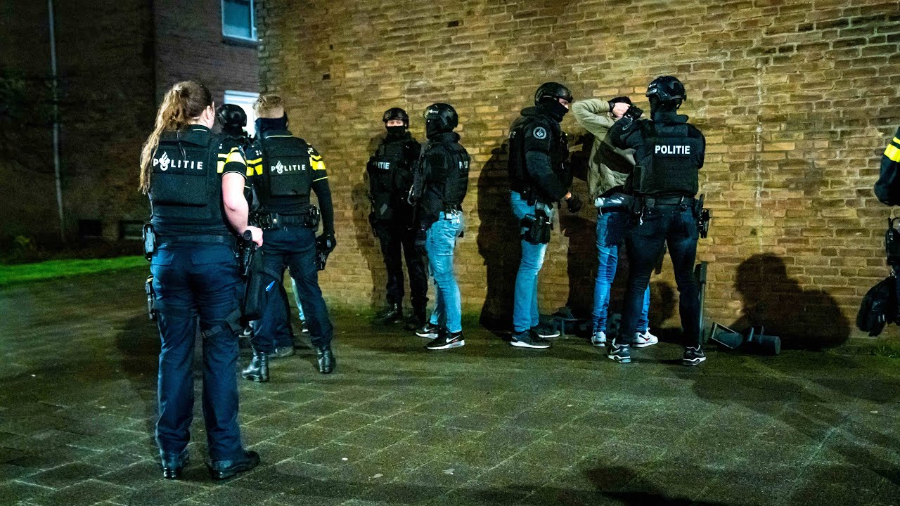 Drie aanhoudingen na aantreffen vuurwapen bij melding schietpartij Schuddebeursstraat Rotterdam