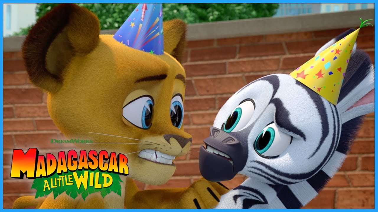 Alex the Acrobat?! 🦁🤸🏻‍♂️😲 | DreamWorks Madagascar