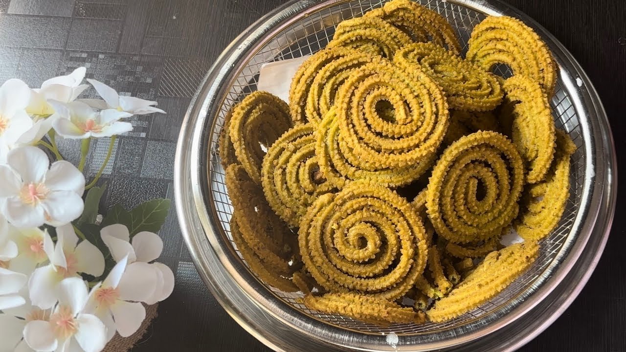 పాలకూరతో క్రంచీ మురుకులు ఇలా చేసారా? | Palakura Murukulu Recipe !shaazameen