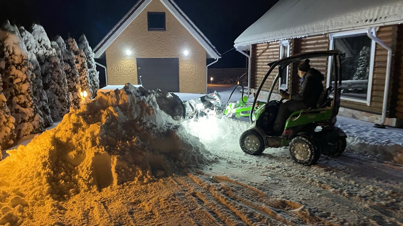 Avant 225 + Dozer blade 1400 mm + Extensions 2 x 180 mm. Snow removal.