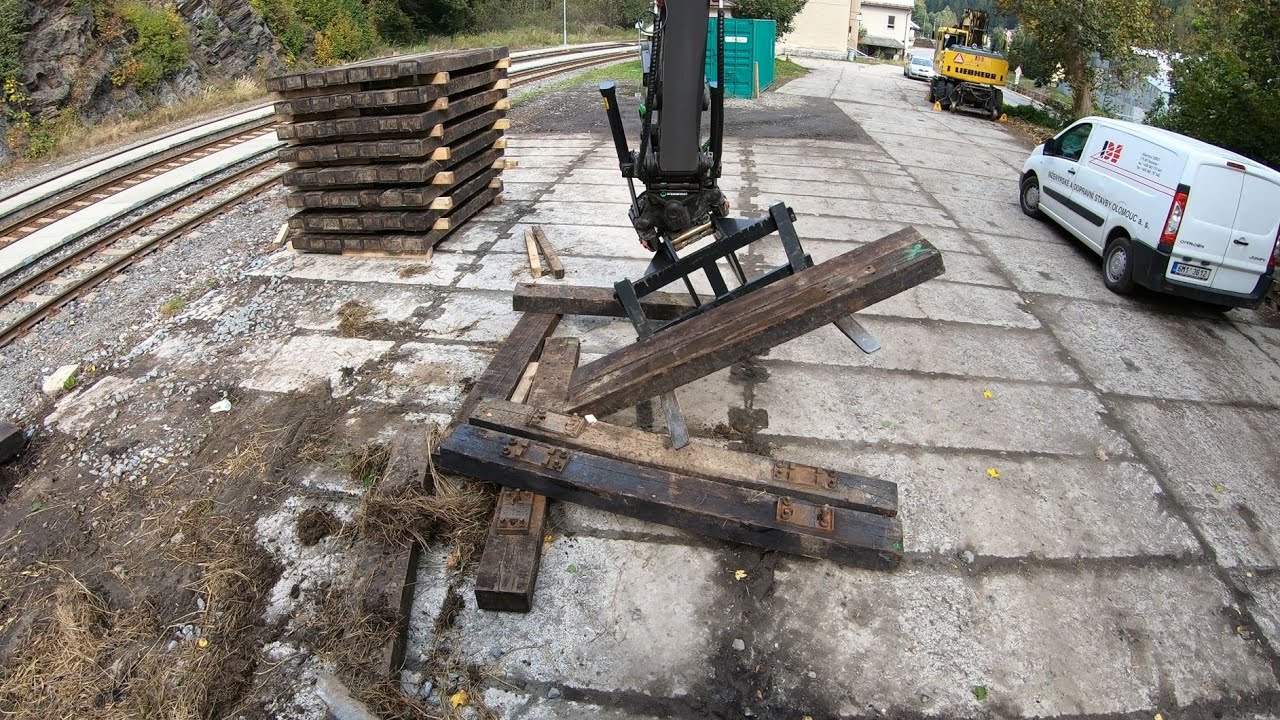 SKLÁDÁNÍ PRAŽCŮ PALETOVACÍMI VIDLEMI / VOLVO EW160E