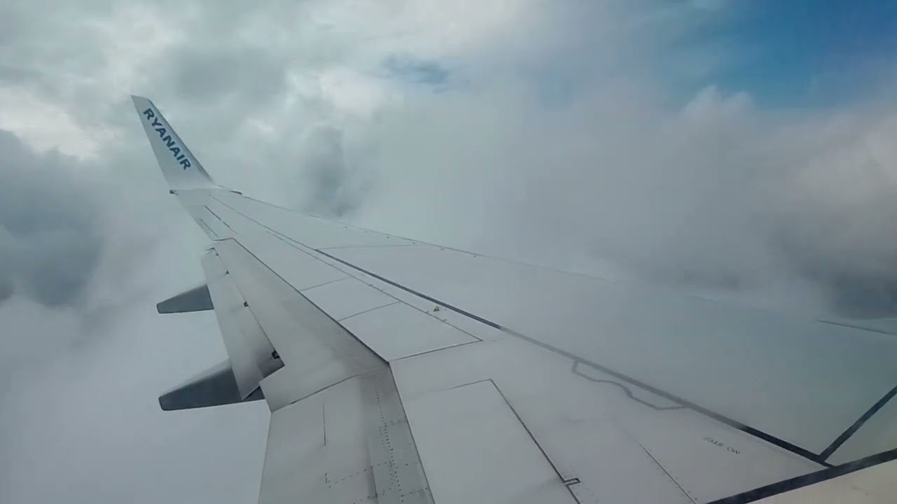 Aterrizaje en Aeropuerto de Asturias - Boeing 737-800 de Ryanair - Landing in Asturias Airport.