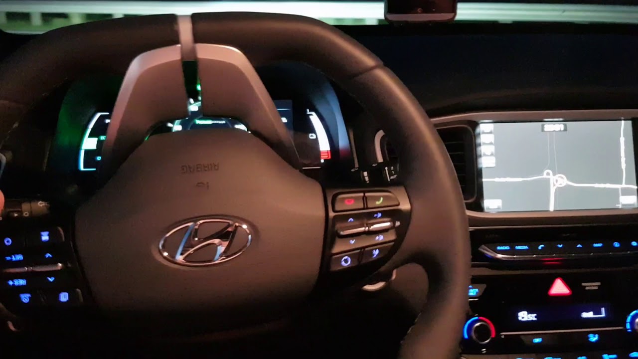 Beispiel teilautonomes Assistenzsytem im Hyundai Ioniq electric Premium auf der Autobahn und Landstr