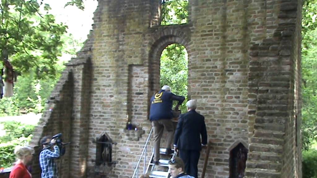 Sint Waldrick tocht Overasselt - inmetselen steen uit Frankrijk