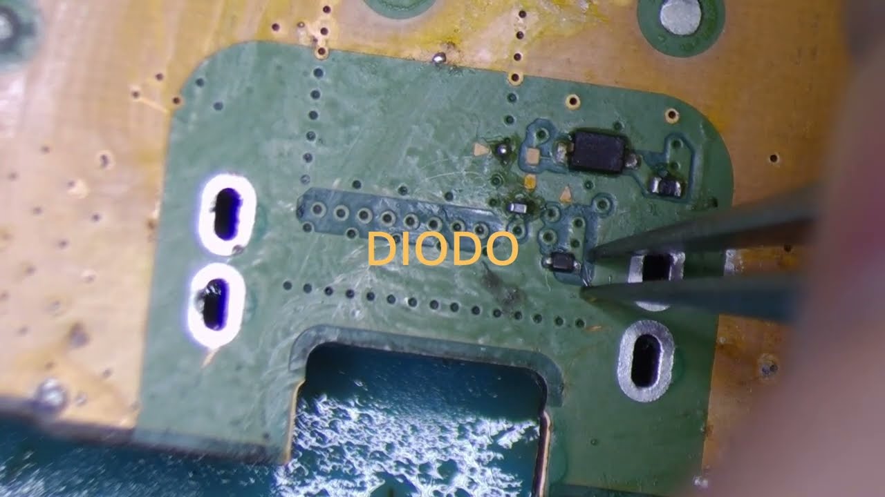 Reparando un PS5 Slim que trataron de arreglar anteriormente, pistas dañadas/componentes faltantes.