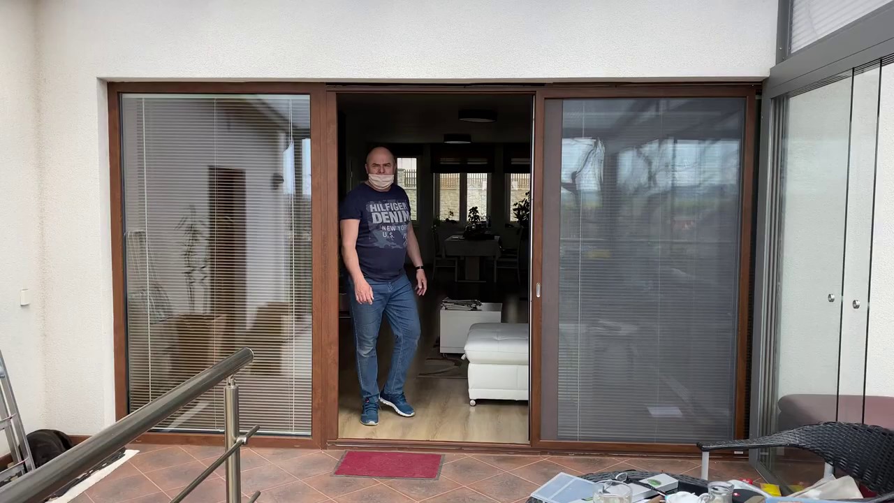 Posuvní síťové dveře v dekoru dřeva