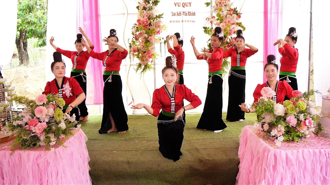 MÚA HOA BAN NGÀY XUÂN LVQ LAN ANH_VĂN KHÁNH BẢN CỦ XÃ MƯỜNG LẦM NGÀY 6.3.2026