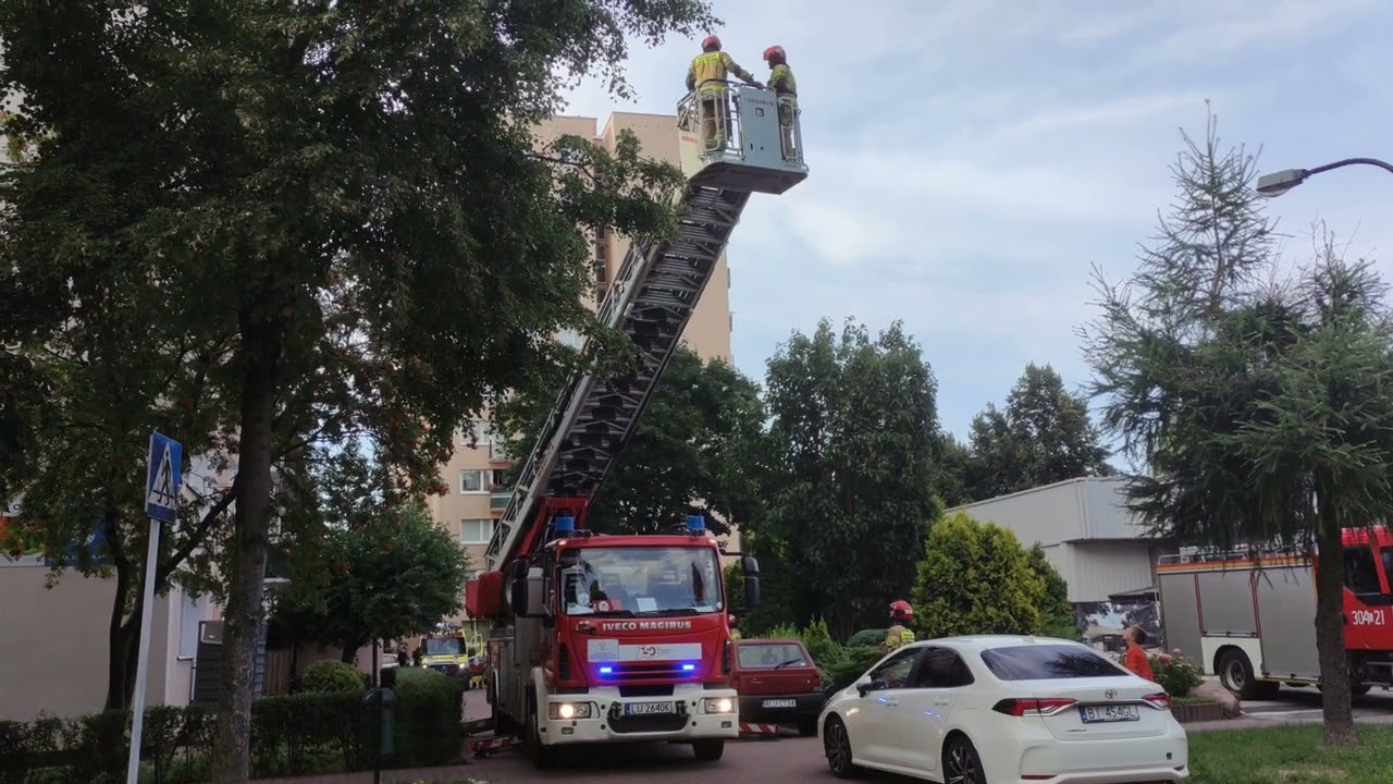 Przejazd alarmowy zastępu 304[L]51 SD-37 z JRG 4 Lublin oraz rozkładanie podnośnika