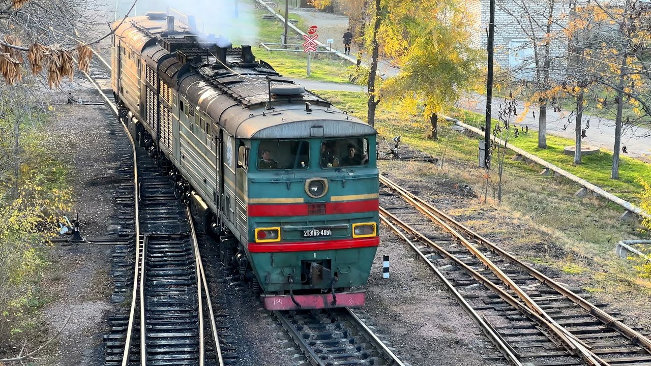 Diesel locomotive 2TE10V-4661 departs from the depot for suburban train 