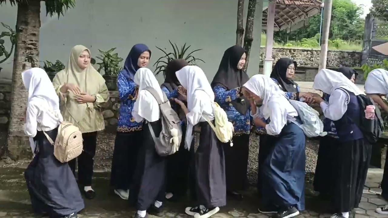 Bersalam salaman setiap menyambut pagi Siswa 