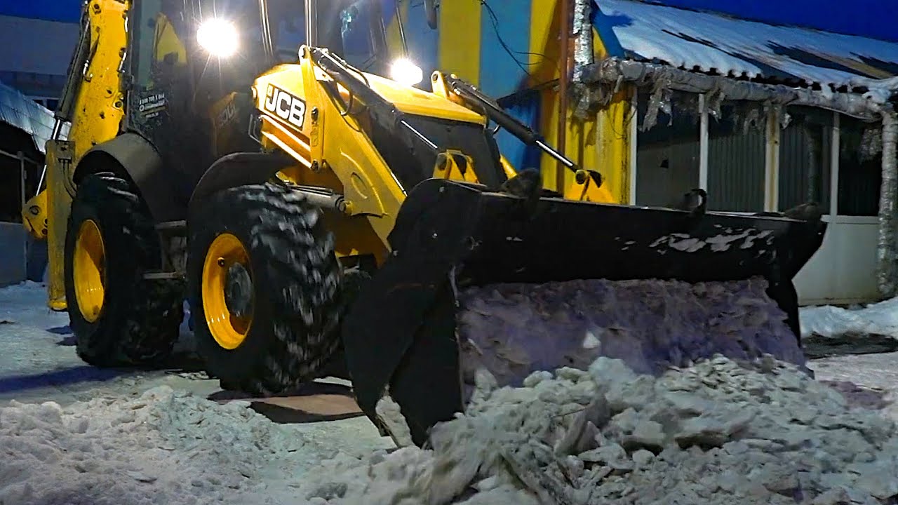  Чищу рынок на тракторе экскаваторе JCB 3CX. Оттепель и дождь на Урале. 