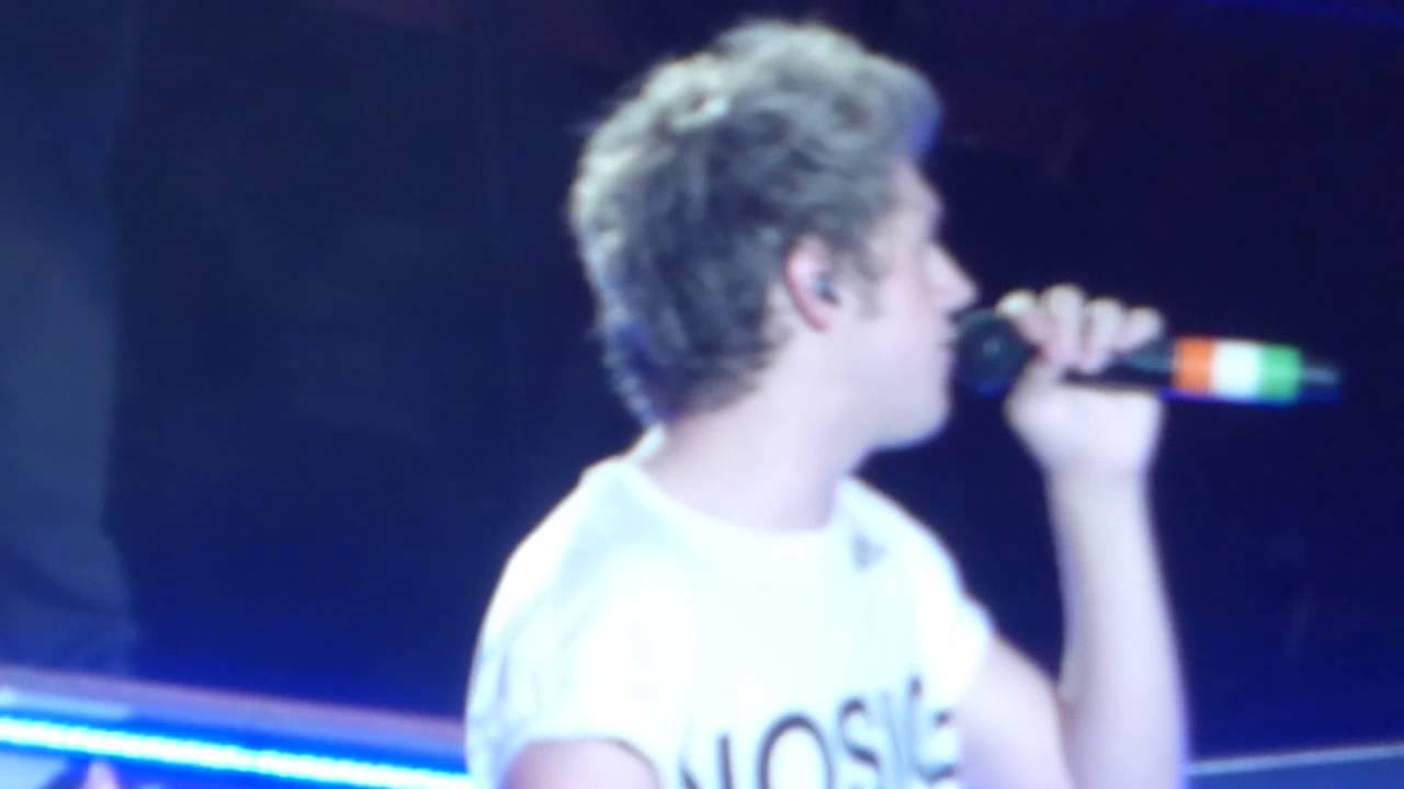 Niall Horan singing Beautiful Girl 9-13-14