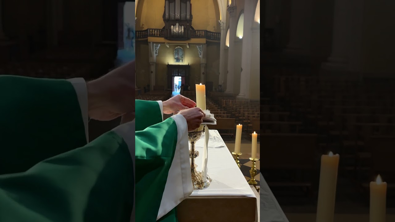 Préparer le calice et la patène pour la messe 