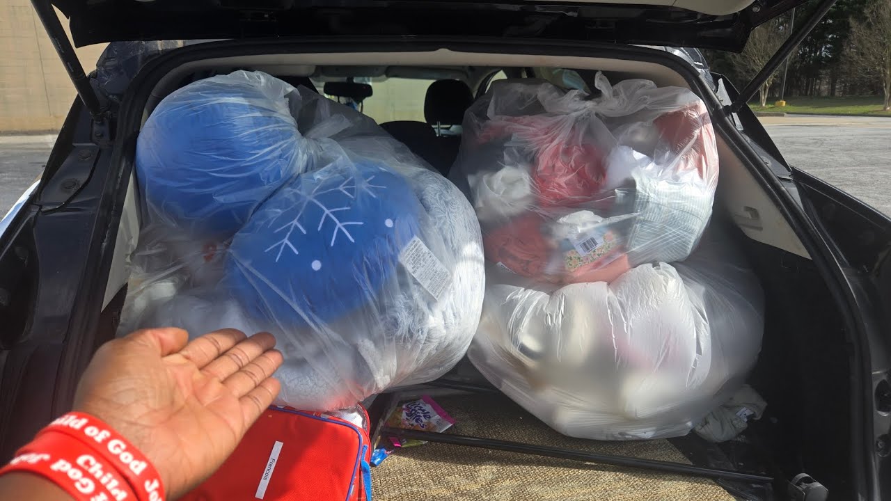 Old Navy Threw THESE Away?! My Biggest Old Navy Haul Ever! Shoes, Pillows, Clothes! #dumpsterdiving 