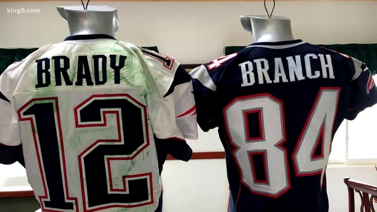 Local Patriots fan helps reunite Tom Brady with stolen Super Bowl jerseys