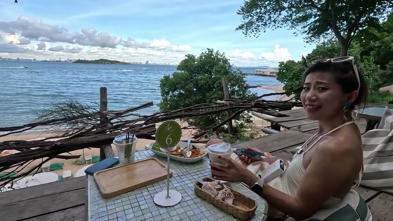 Most beautiful cafe of Ko Lan, Thailand || Matata Bay Cafe