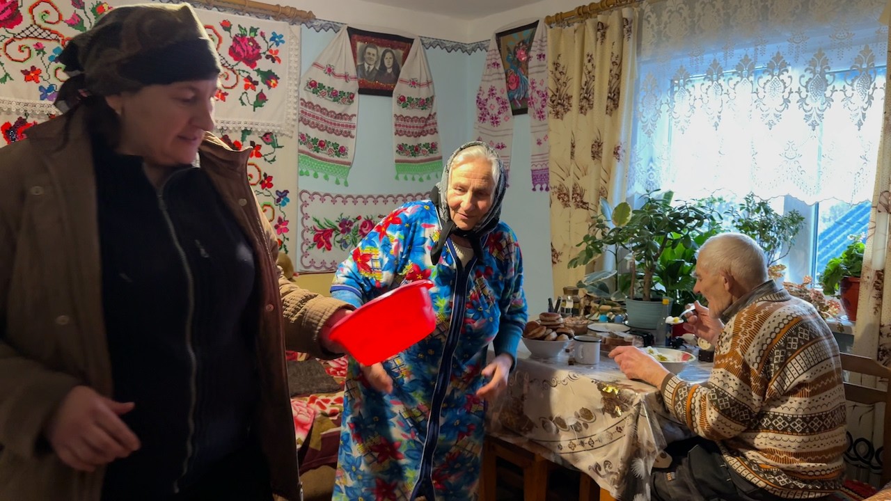 Real Carpathian Life 🏔️ Volodymyr Builds a Heavy Log Barn Floor & Maria Cooks Homemade Pies 🍩