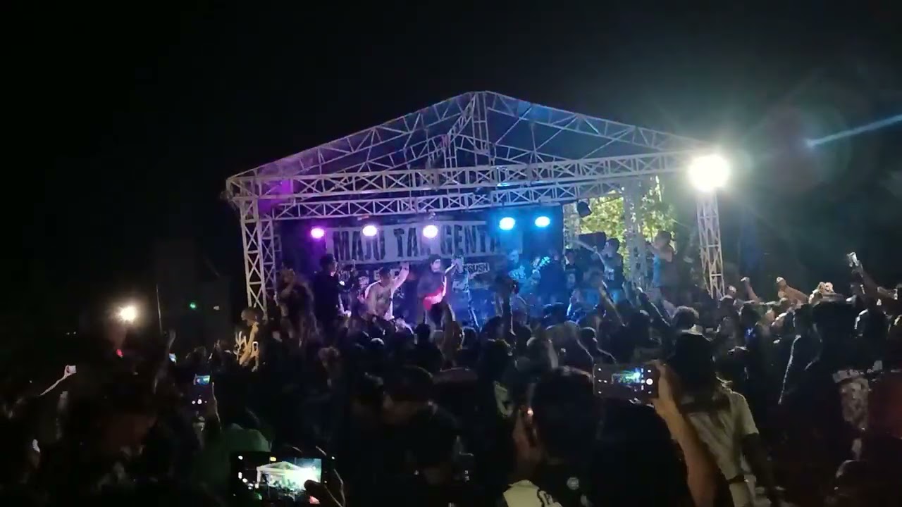 Bunga hitam live in MAJU TAK GENTAR