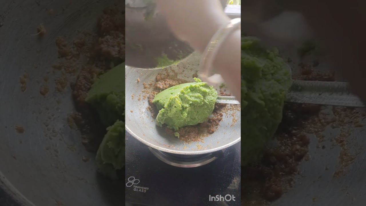 কড়াইশুটির কচুরি/ মটরশুঁটির কচুরি।