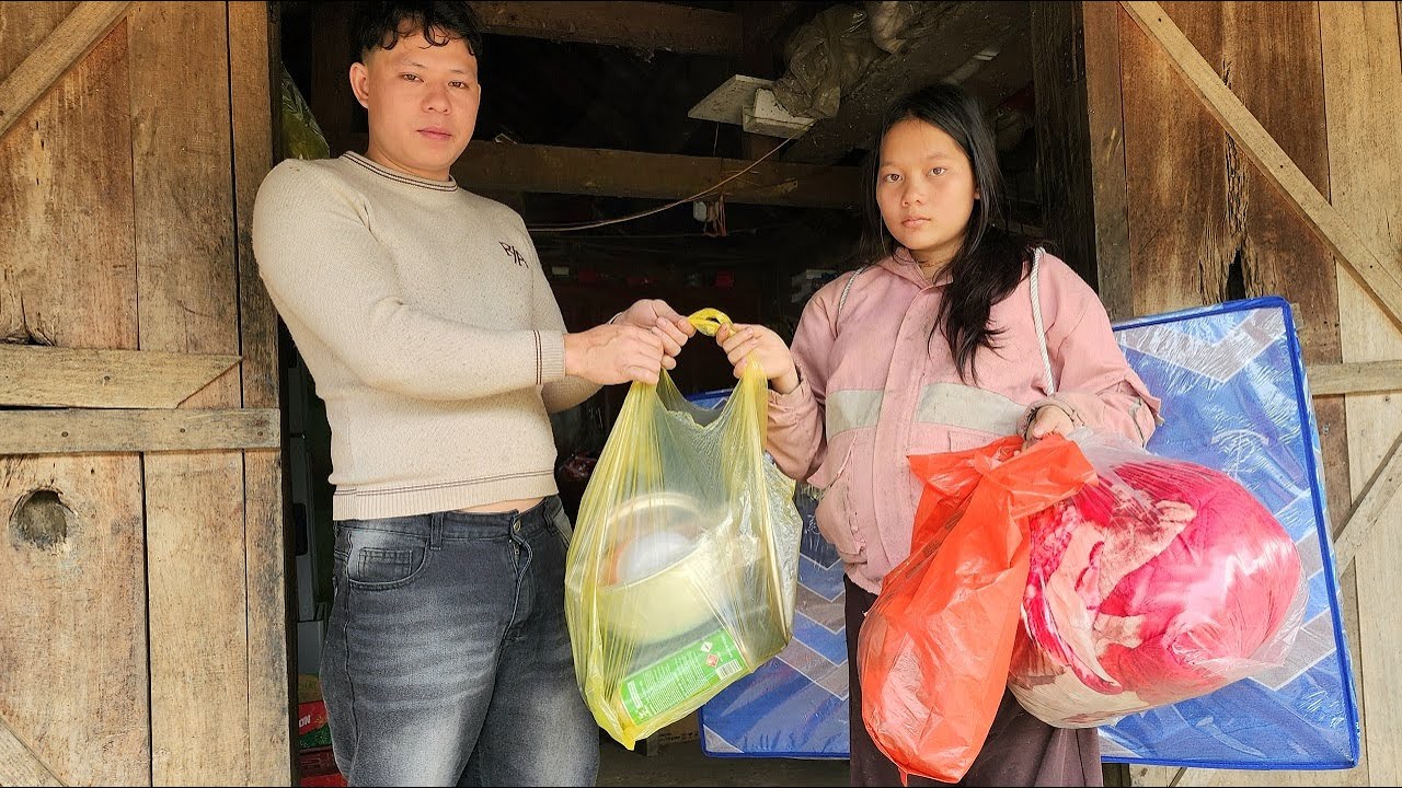 Homeless single mother who collects recyclable materials to sell receives help from a kind shop owne