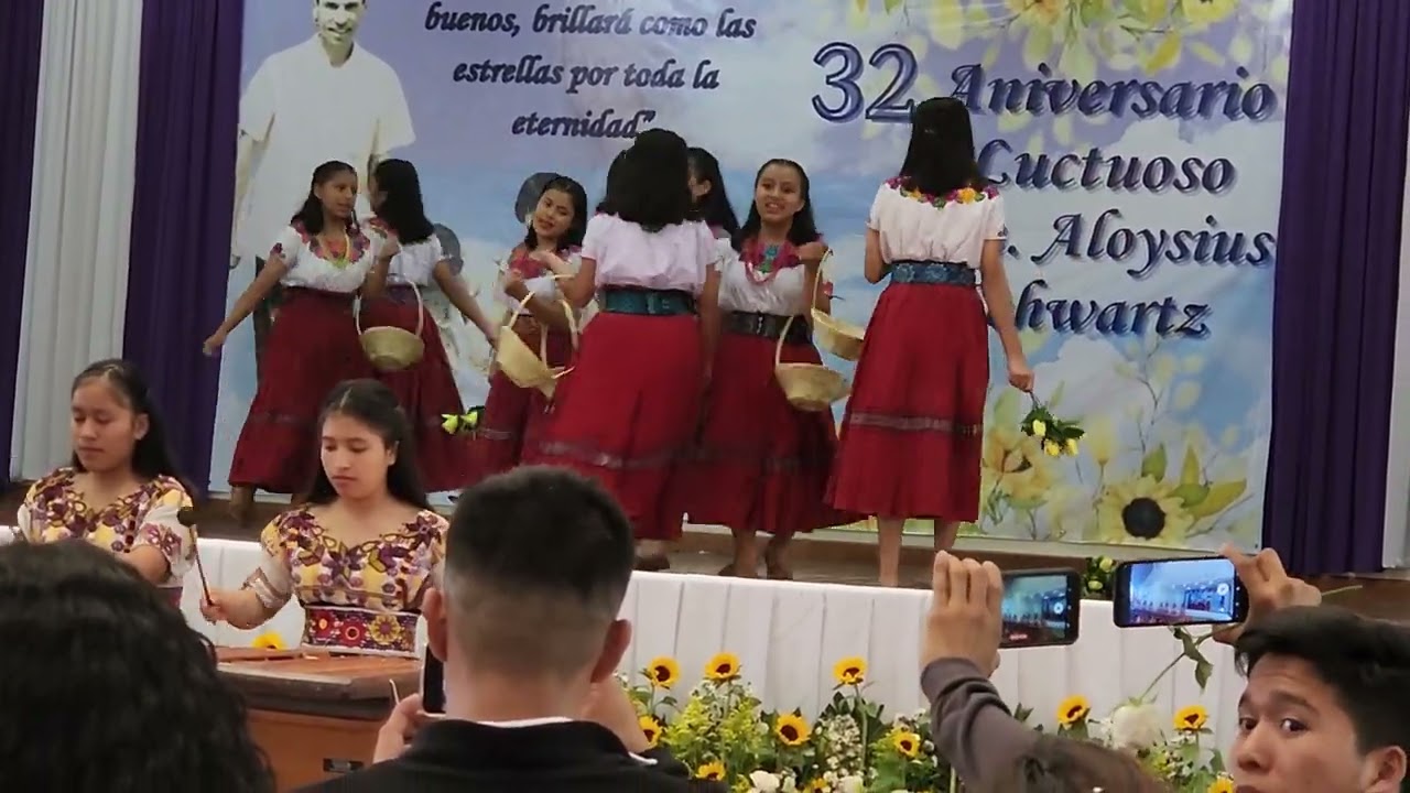Baile Folclórico Guatemalteco Villa de las Niñas Guatemala y Marimba. El baile de la Ermita